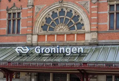 Ton valt in slaap in de trein en wordt pas aan de andere kant van het land weer wakker