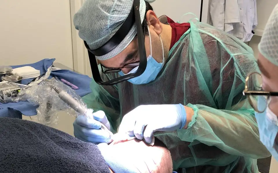 Komt een man bij de (haar)dokter: ‘Pas als ‘reanimeren’ van het haar niet lukt, komt een haartransplantatie aan de orde’
