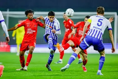 LIVE | Maik Lukowicz mist dé kans op openingstreffer: derby chaotisch van start