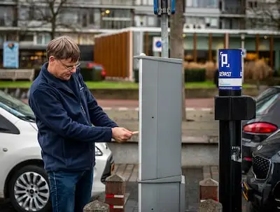 Helmond bezuinigt voor 13,5 miljoen euro en inwoners betalen mee via belastingen, parkeertarieven en afval