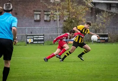 Tim Poesen scoort vier keer, maar trainer scheldt hem na wedstrijd alsnog huid vol: ‘Ik was niet tevreden, nee’