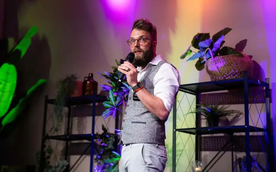 AI-tovenaar Hendrik uit Gorredijk brengt schilderijen en kindertekeningen tot leven in theater. ‘Geest is uit de fles’