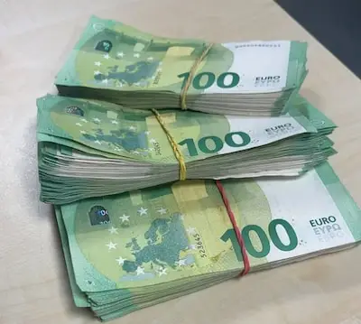 Hardleerse Bosniër verstopt 46.000 euro in auto en lapt rijverbod aan zijn laars, twee keer aangehouden in Eindhoven