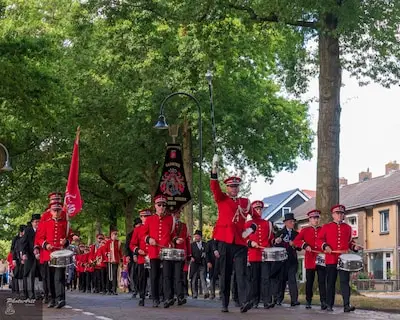 Zeven ereraadsleden staan Helmonds Muziek Corps bij met raad en daad