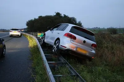 Auto belandt op vangrail op N11 bij Hazerswoude-Rijndijk