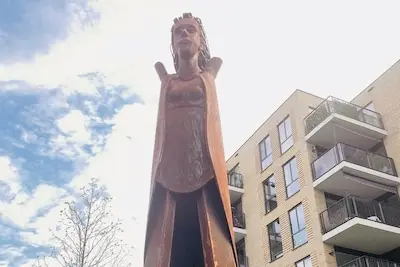 Mega jonkvrouw bij wooncomplex in Zesgehuchten