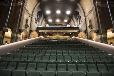 Versleten theaterstoelen in Speelhuis worden vervangen