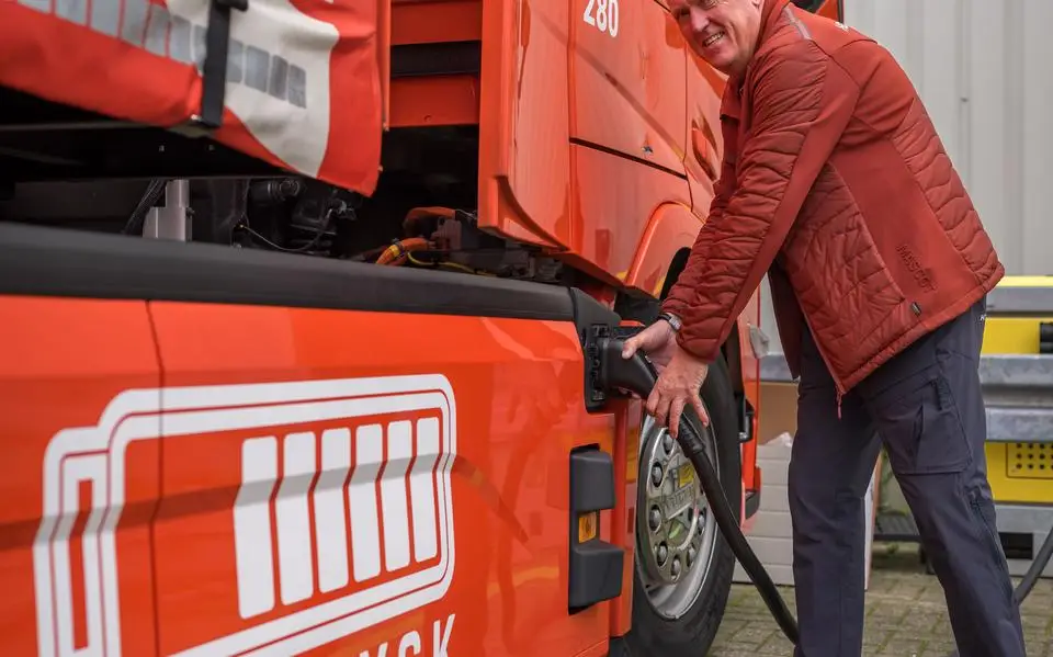 Hoe verduurzaam je je transportbedrijf? Bij Hoekstra in Sneek is dat meer dan alleen een elektrische truck