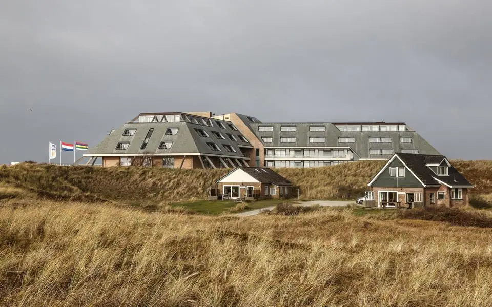 Boek over iconisch hotel en zijn voorgangers. ‘Door Paal 8 staat Terschelling als badplaats op de kaart’