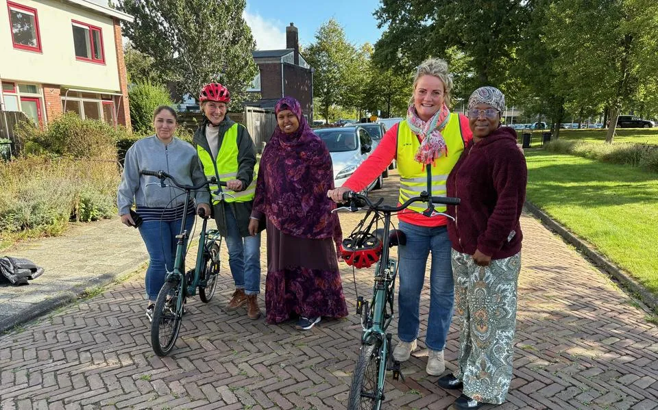 Vrouwen leren fietsen in Bolsward: ‘Het geeft vrijheid’