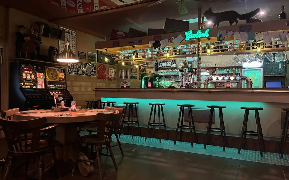 Bij eetcafé Alinghoek in Drouwen kom je ogen en magen tekort. ‘Ik ben zwanger van drie schnitzels’