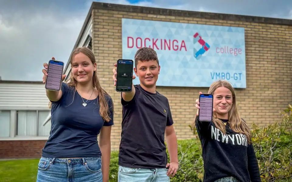De cijfers van deze Dockinga-leerlingen in Dokkum komen alleen nog tussen vijf en zeven online. ‘Mijn moeder kijkt áltijd’