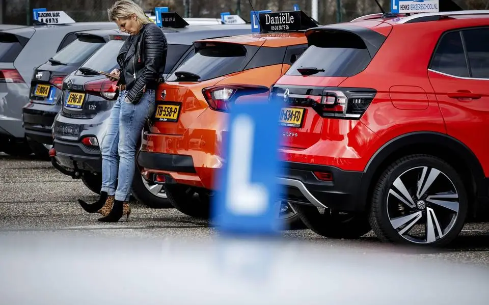 Wachttijden rijexamens in Friesland geslonken door geschrapte toets. Zo lang moet je nu wachten