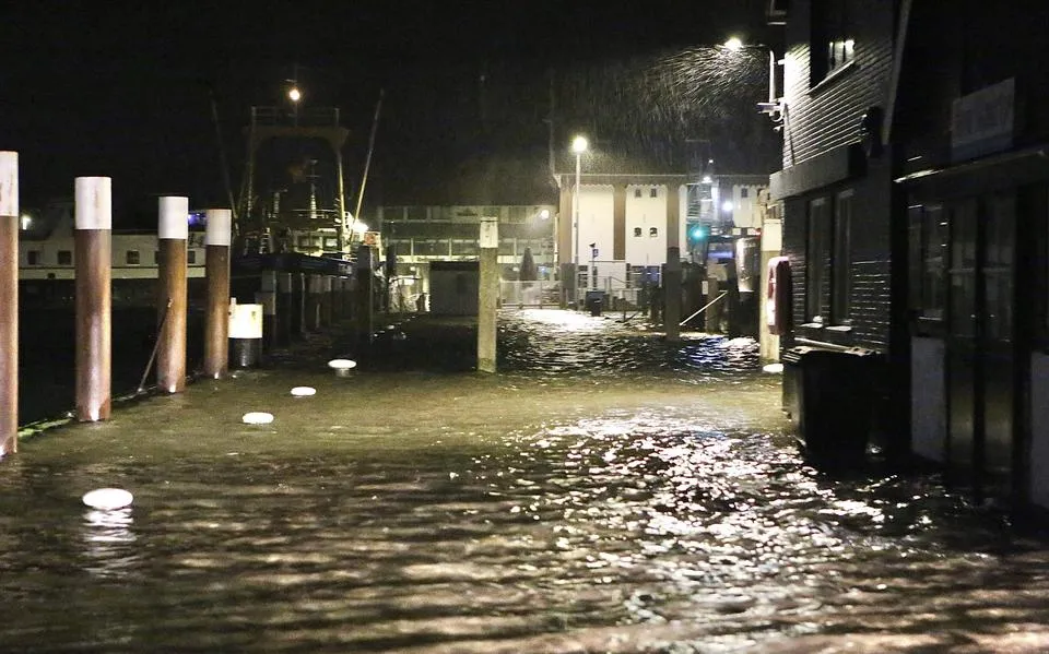 Straten staan blank door regen en storm, maar wind neemt later vandaag langzaamaan af