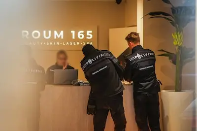 Vader (59), moeder (58) en zoon (30) opgepakt in drugsonderzoek rond ondernemingen op de Kruisstraat