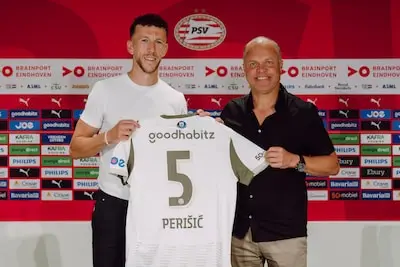 PSV-directeur Stewart legt alles uit wat deze zomer bij PSV speelde: ‘Contracten van spelers bestaan nu uit 23 pagina’s’