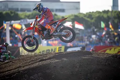 ‘Kokende’Herlings zet zegereeks voort, inhaalrace De Wolf in WK MX2 stokt in China