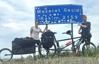 Uitgeput, maar voldaan: Joëlle en Thijs uit Eindhoven fietsten naar China (en willen die tandem nu kwijt)