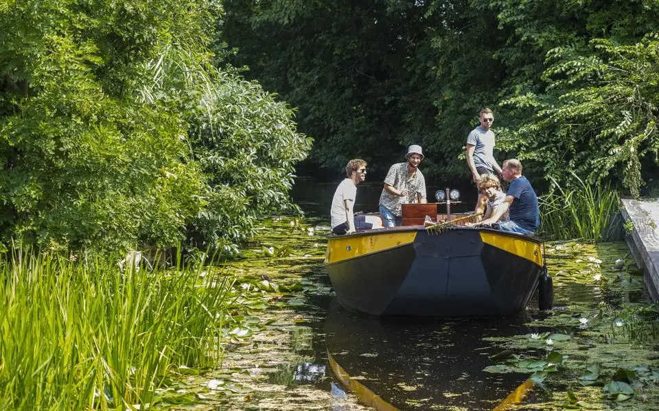 Eindelijk weer varen op Jorwerter Feart: Leeuwarden haalt nu planten weg die jaren doorvaart belemmerden