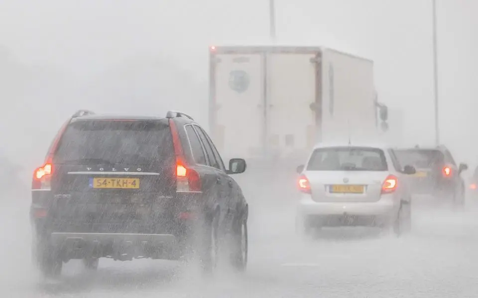 Zonnige zondag met ’s nachts zware windstoten, daarna onstuimige week voor de boeg