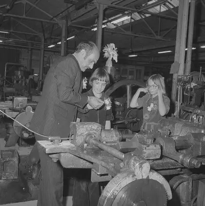 Wie heeft er iets te vieren in de schroevenfabriek van DWZ?