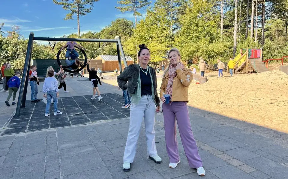 Deze juffen op Vlieland wonen op het schoolplein. ‘Je rolt zo die kant op’
