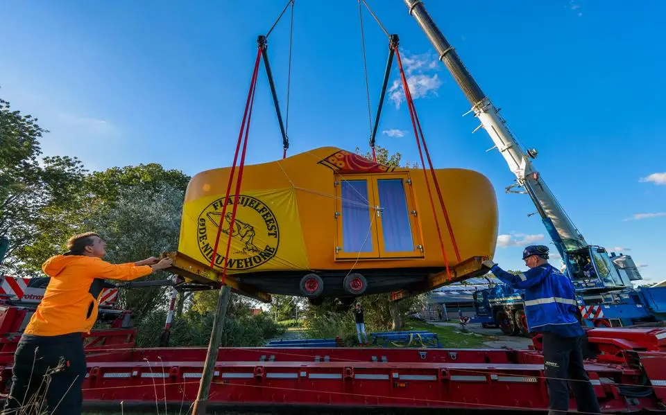 Jongeren uit Nieuwehorne halen deze enorme klomp van 9 ton op uit Terkaple: ‘Een eyecatcher’