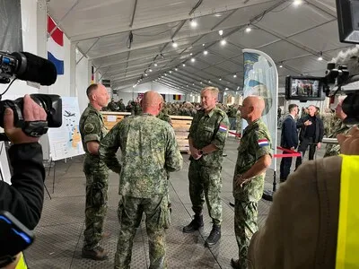 Koning kijkt mee bij parachuteoefening met Amerikanen in Eindhoven, vliegt ook mee in cockpit van Hercules
