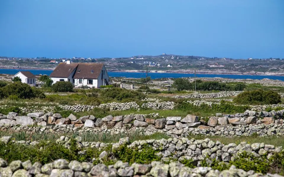 Oogverblindend wit strand en nauwelijks verkeer: fietsen langs de ‘wilde weg’ van Ierland