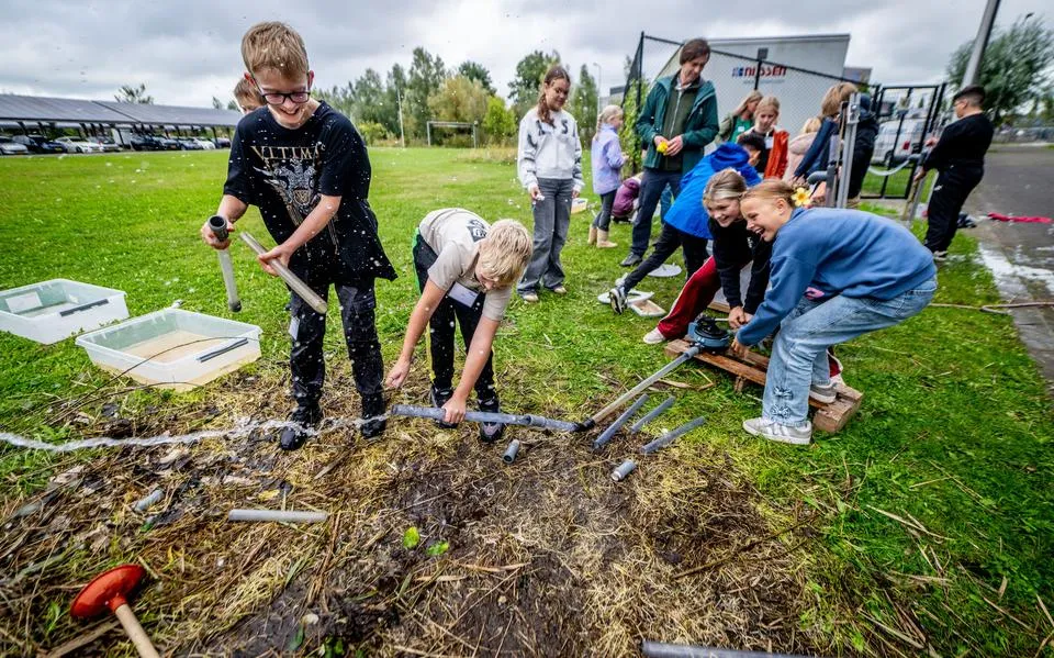 Leerlingen uit Akkrum krijgen blik in wereld van wateronderzoek bij Wetsus: ‘Hopen ze later terug te zien’