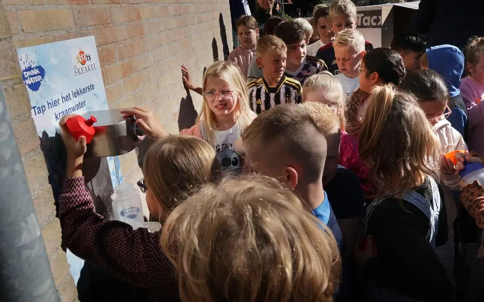 Schoolkinderen openen eerste watertappunt in Sexbierum op Nationale Kraanwaterdag