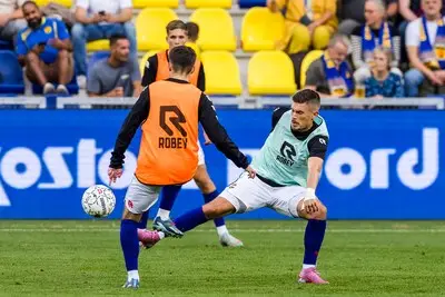 LIVE | Willem II is met drie basisdebutanten (én rouwbanden voor overleden clubicoon Bud Brocken) begonnen aan Cambuur-uit