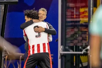Jong PSV verliest spectaculaire topper om de koppositie in Leeuwarden, maar bijt ook van zich af