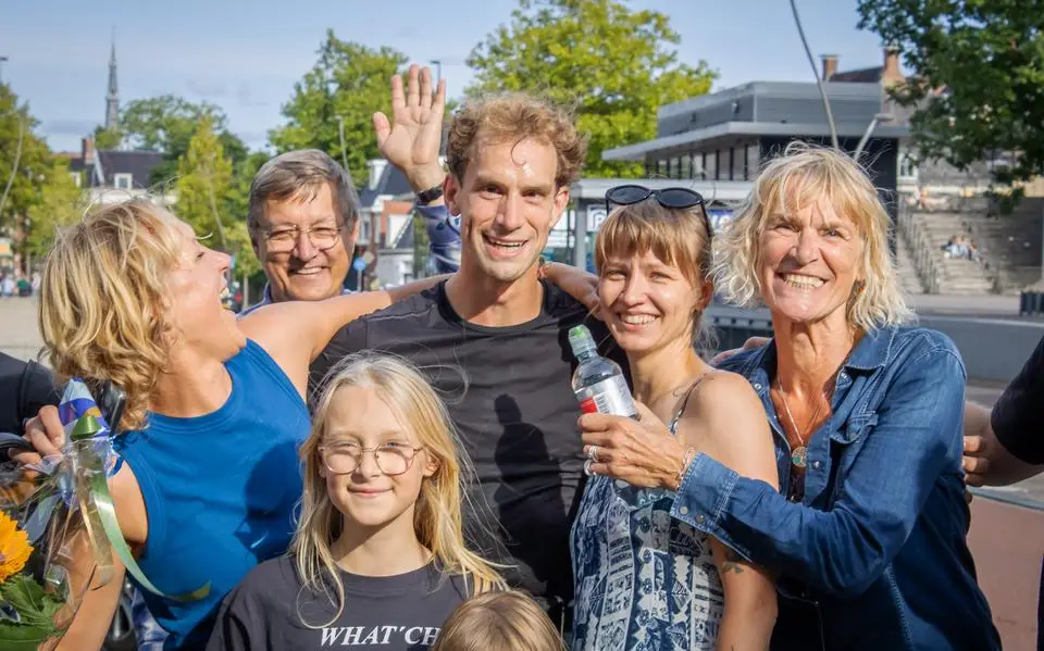 Ex-verslaafde Lennart (36) rent 145 kilometer in 24 uur rond Prinsentuin. ‘Deed mij veel dat zoveel mensen mij steunden’