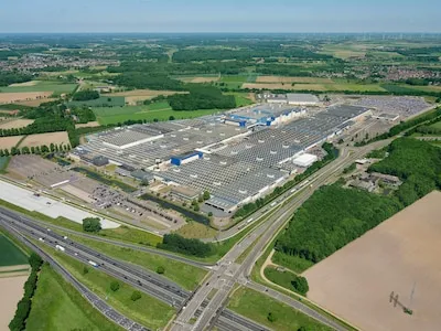 VDL en de provincie Limburg investeren 25 miljoen euro in de ombouw van VDL Nedcar.