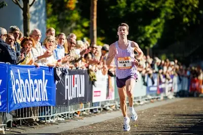 Local hero Luuk Maas geniet van Tilburg: ‘Vroege start perfect en Ten Miles veel meer een stadsloop nu’