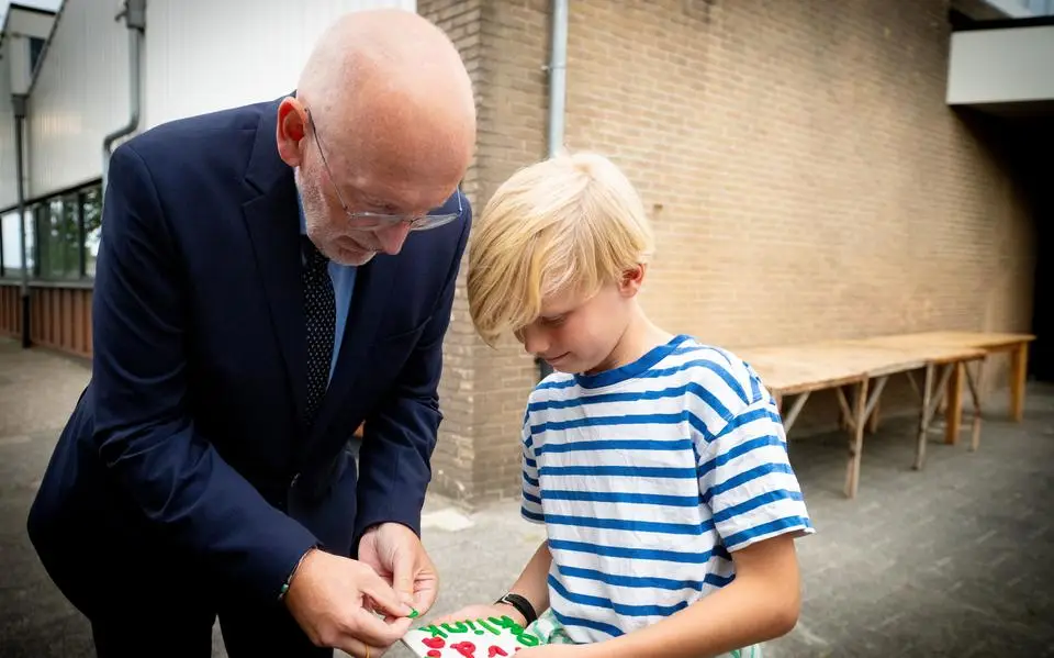 Maarten (10) uit Leeuwarden hoopt dat zijn tegeltje bij Frans Timmermans in het Torentje komt