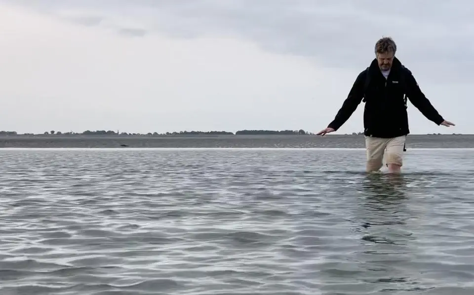 Schrijver Mathijs Deen over het Wad: ‘Ik heb een afkeer van moord, dus ik ben blij dat de zee het bloed wegspoelt’