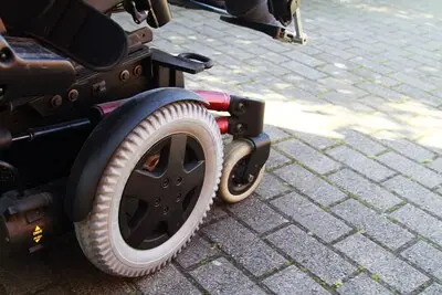 Man vraagt gehandicapte vrouw de weg en jat dan tasje: ‘Ik zie hem nog steeds voor me’