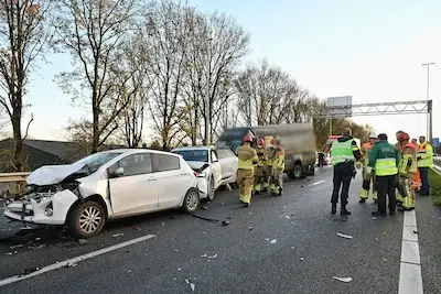 Botsing tussen twee bestelbussen en een auto op de A65: forse schade bij alle voertuigen