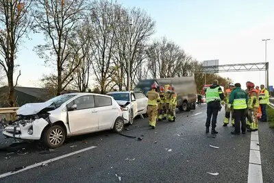 Botsing tussen twee bestelbussen en een auto op de A65 zorgt voor vertraging richting Den Bosch