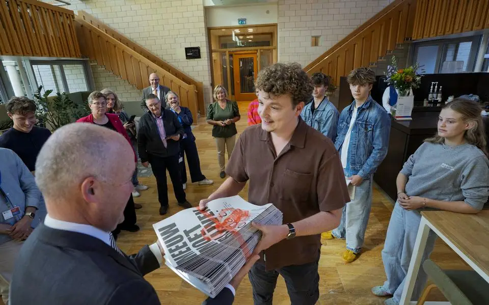Meeuw-leerlingen overhandigen krant voor behoud van hun jeugdtheaterschool: ‘In hechte famylje’