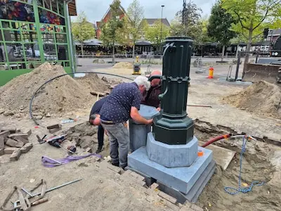 De dorpspomp is terug op de Markt in Valkenswaard, na 70 jaar in de anonimiteit