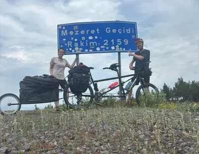 Na een fietstocht naar China kunnen Joëlle en Thijs hun tandem niet meer zien