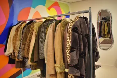 Oh my glamour! In het oude pand van Costes koop je kleding voor 5 euro
