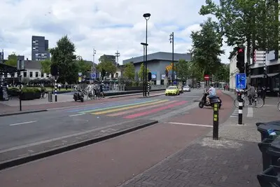 Mysterie opgelost: waarom het regenboogzebrapad in Tilburg maar zes kleuren heeft