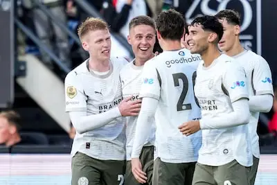 LIVE | PSV in de problemen in Nijmegen: thuisploeg komt terug tot 3-4 in waar doelpuntenspektakel