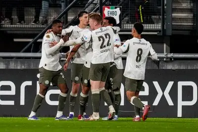 PSV wint mede dankzij dubbelslag Pepi en ‘beauty’ van Veerman voetbalspektakel met acht goals in Nijmegen