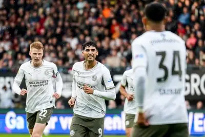 LIVE | PSV al vroeg op voorsprong tegen NEC dankzij Pepi, Obispo moet geblesseerd naar de kant na kopduel