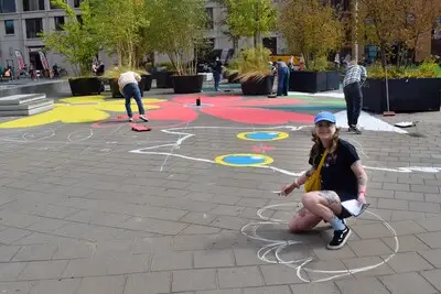 Kijkje nemen! Vera maakt een keigrote 'flooral' op het plein achter station Tilburg